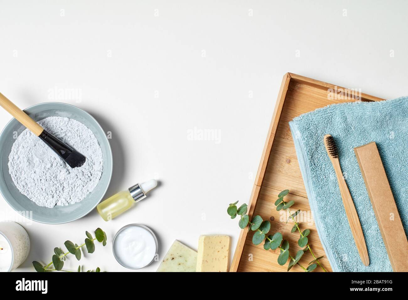 Concept de beauté. Brosse à dents en bambou avec emballage sur serviette argile poudre acide hyaluronique vue de dessus espace de copie Banque D'Images