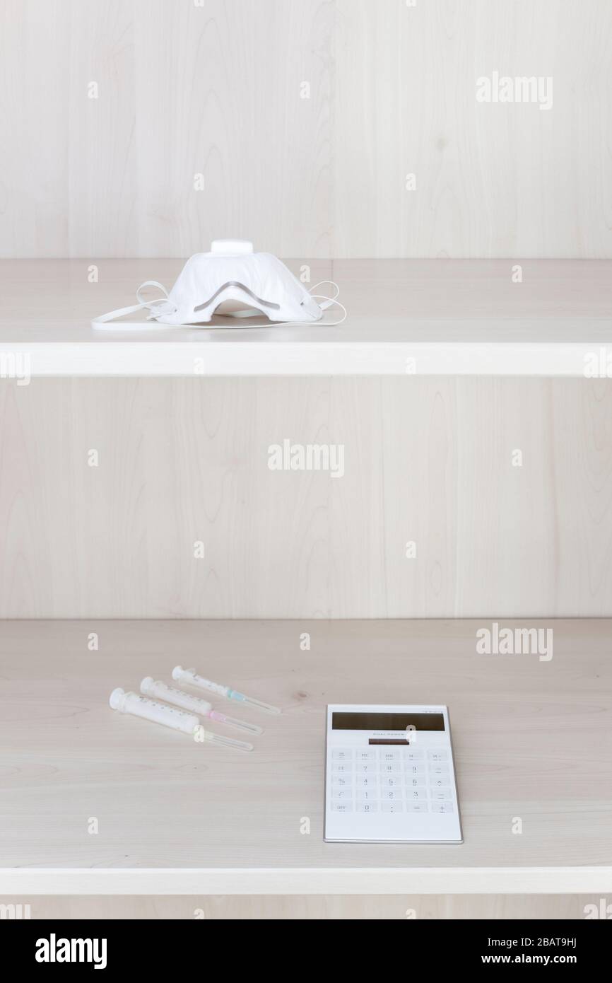 Stockage vide avec masque chirurgical, seringues et calculatrice dans un hôpital - se concentrer sur la calculatrice Banque D'Images