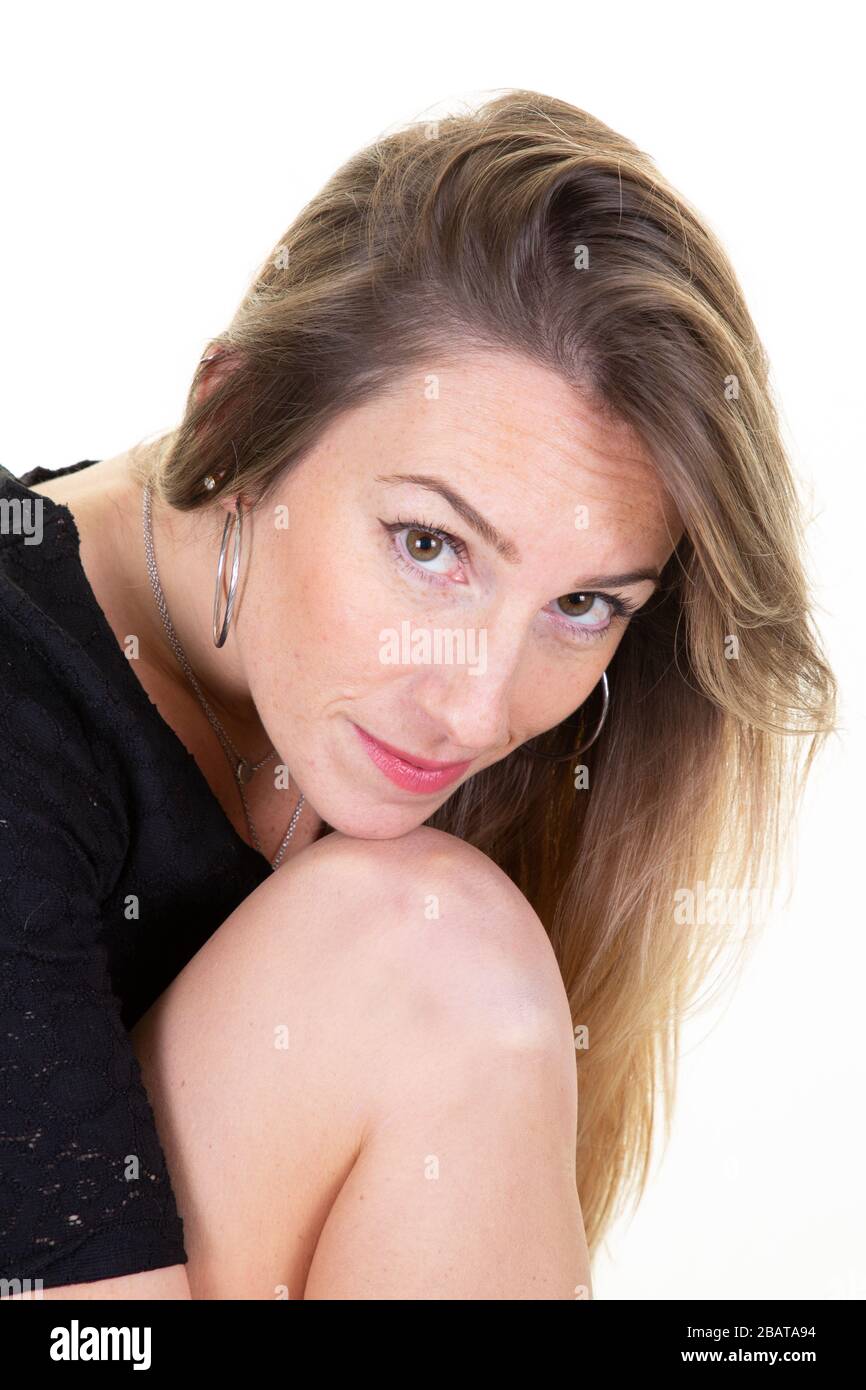 jeune femme cheveux longs blond portrait décontracté en vue positive sourire beau visage posant en studio sur fond blanc Banque D'Images