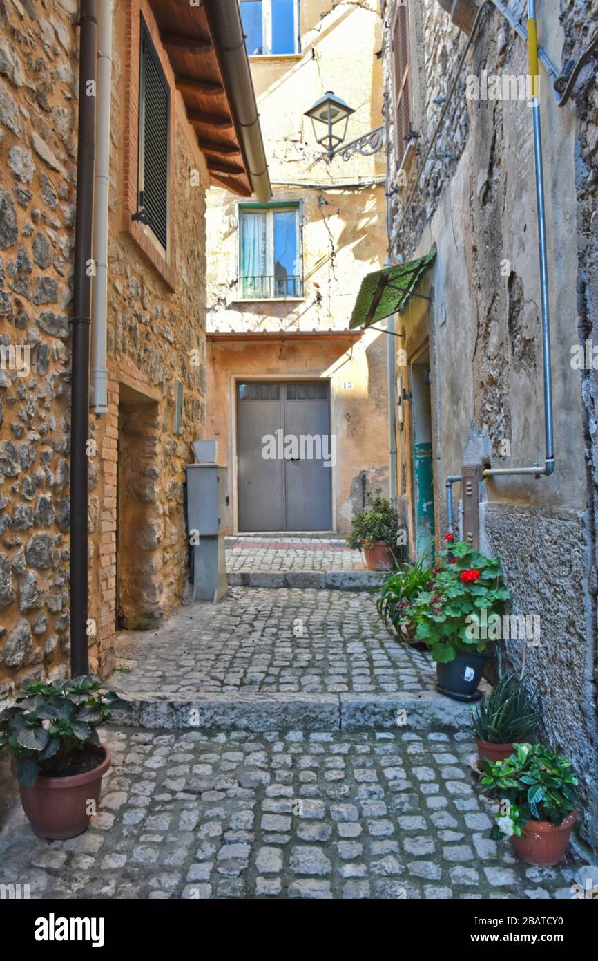 Une rue étroite entre les maisons en pierre de Prossedi, un village médiéval de la région du Latium, en Italie Banque D'Images