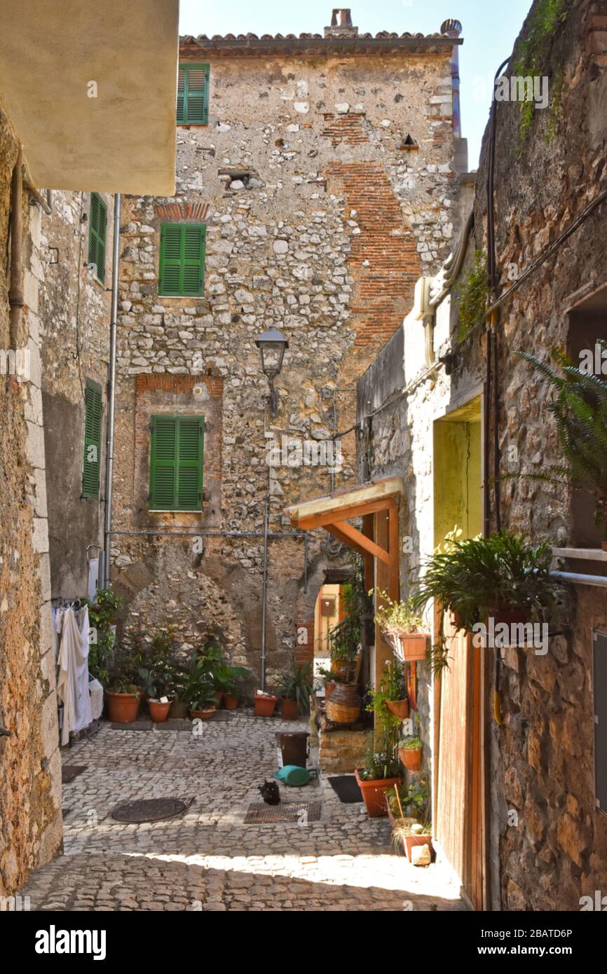 Une rue étroite entre les maisons en pierre de Prossedi, un village médiéval de la région du Latium, en Italie Banque D'Images