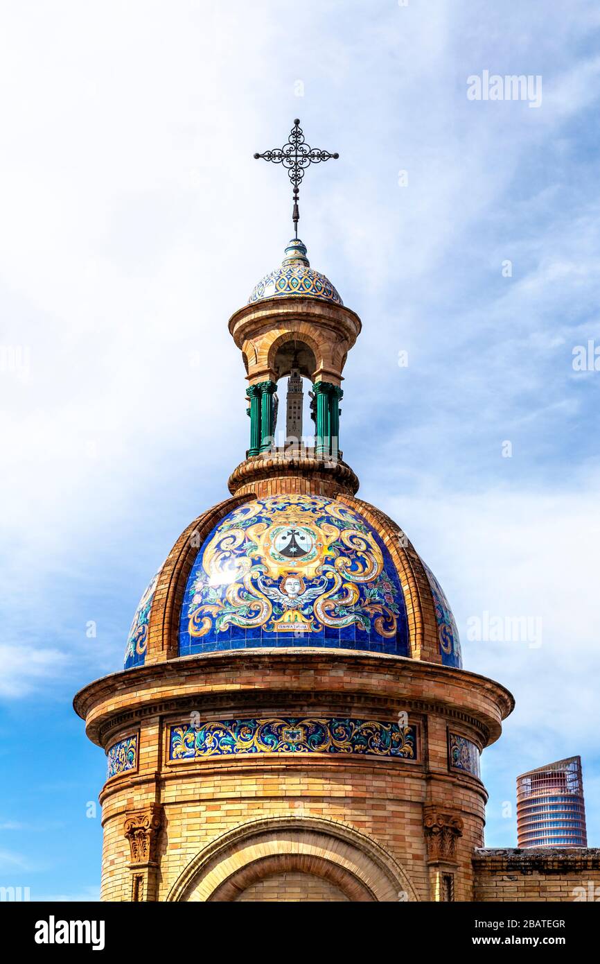 Toit en dôme recouvert de tuiles azulejo décoratives, Chapelle mauresque de la Renaissance d'El Carmen à côté du pont de Triana, Séville, Andalousie Banque D'Images