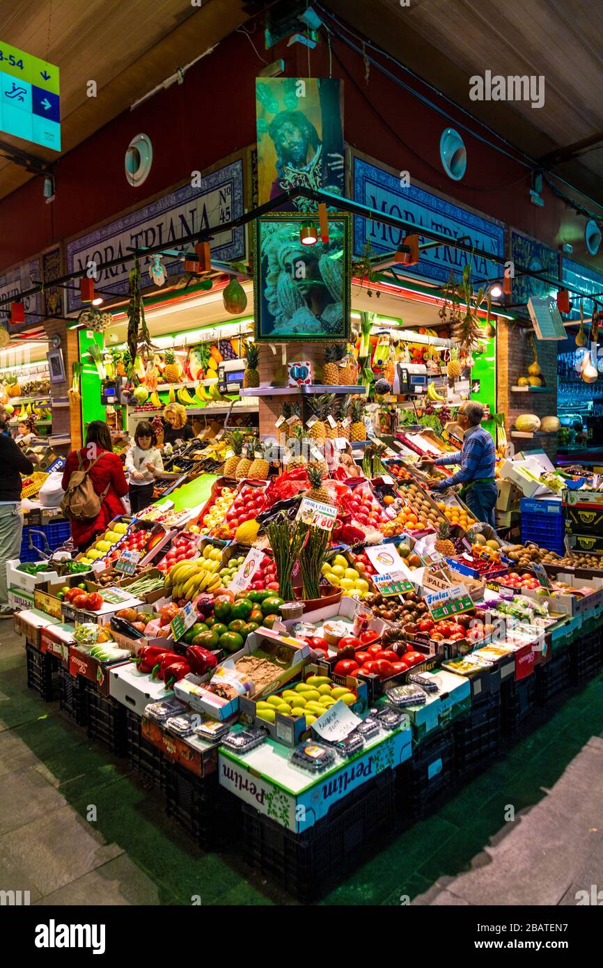 Étalage de fruits et légumes au marché de Triana (Mercado de Triana), Séville, Andalousie, Espagne Banque D'Images