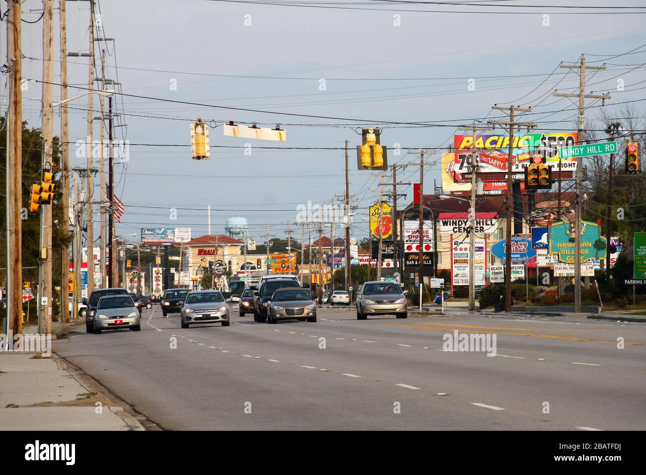 Busy Road and Street avec feux de circulation, câbles et panneaux à Myrtle Beach, Caroline du Sud, États-Unis Banque D'Images Busy Road and Street avec feux de circulation, câbles et panneaux à Myrtle Beach, Caroline du Sud, États-Unis Banque D'Images