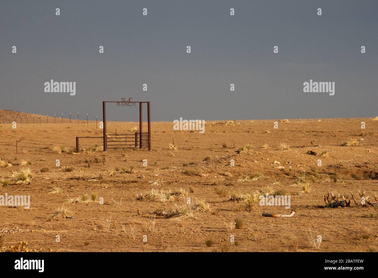 Entrée au Ranch de 5 Js dans un paysage déserte près de Colorado Springs, Colorado, États-Unis Banque D'Images