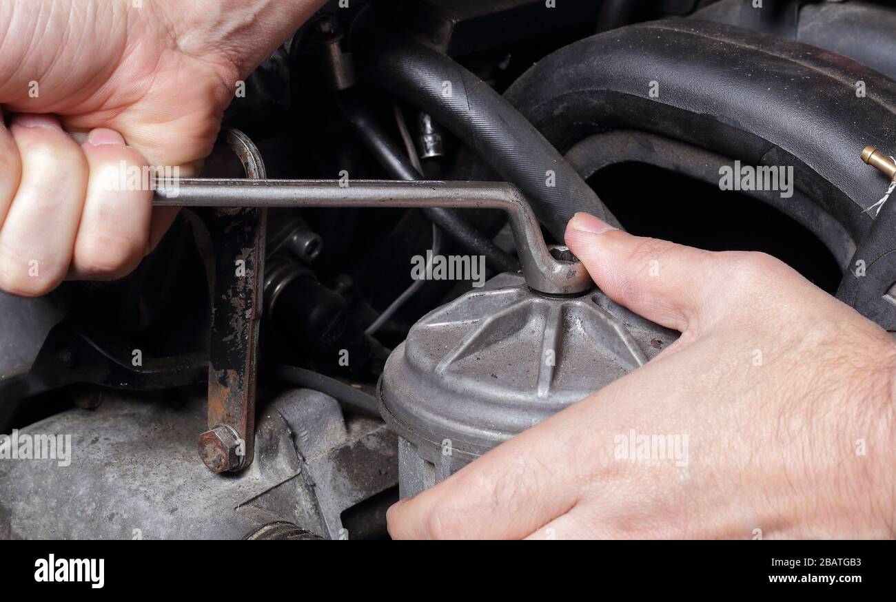 Entretien de voiture - main mécanique de réparation de moteur avec clé filtre à carburant Banque D'Images