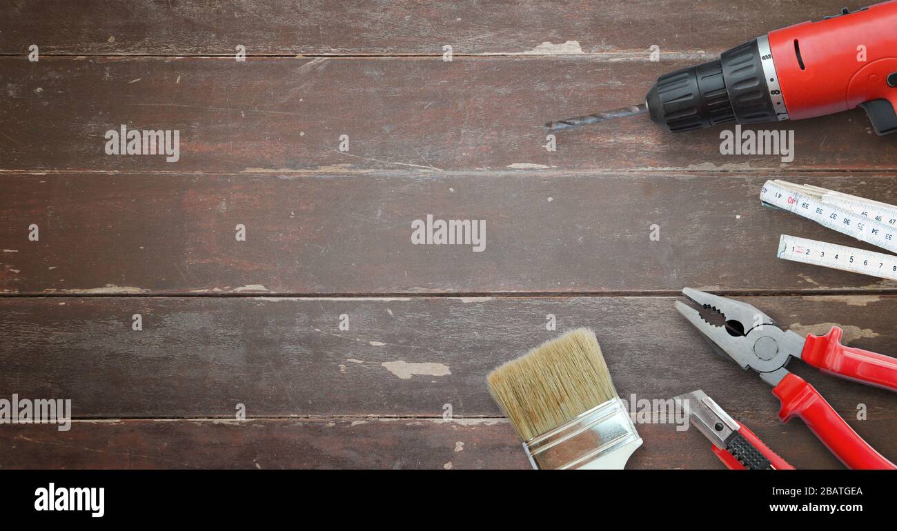 Fixation, faites-le vous-même composition avec des outils sur table en bois. Espace de copie à côté. Vue sur le dessus, plat Banque D'Images