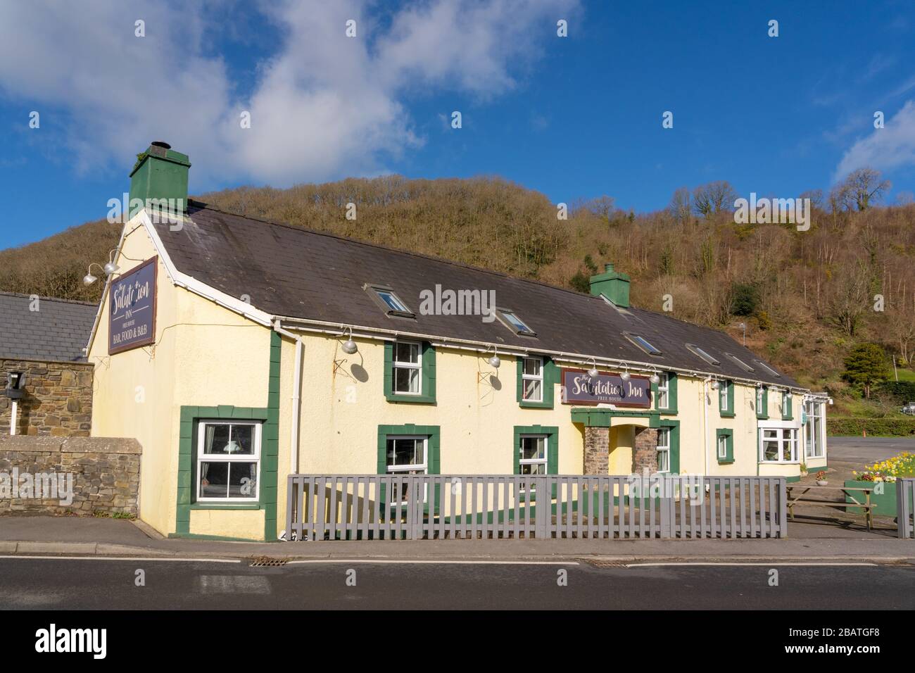 La maison publique du Salutation Inn, restaurant et chambres d'hôtes à Felindre Farchog, près de Newport. Pembrokeshire, Pays de Galles. ROYAUME-UNI Banque D'Images