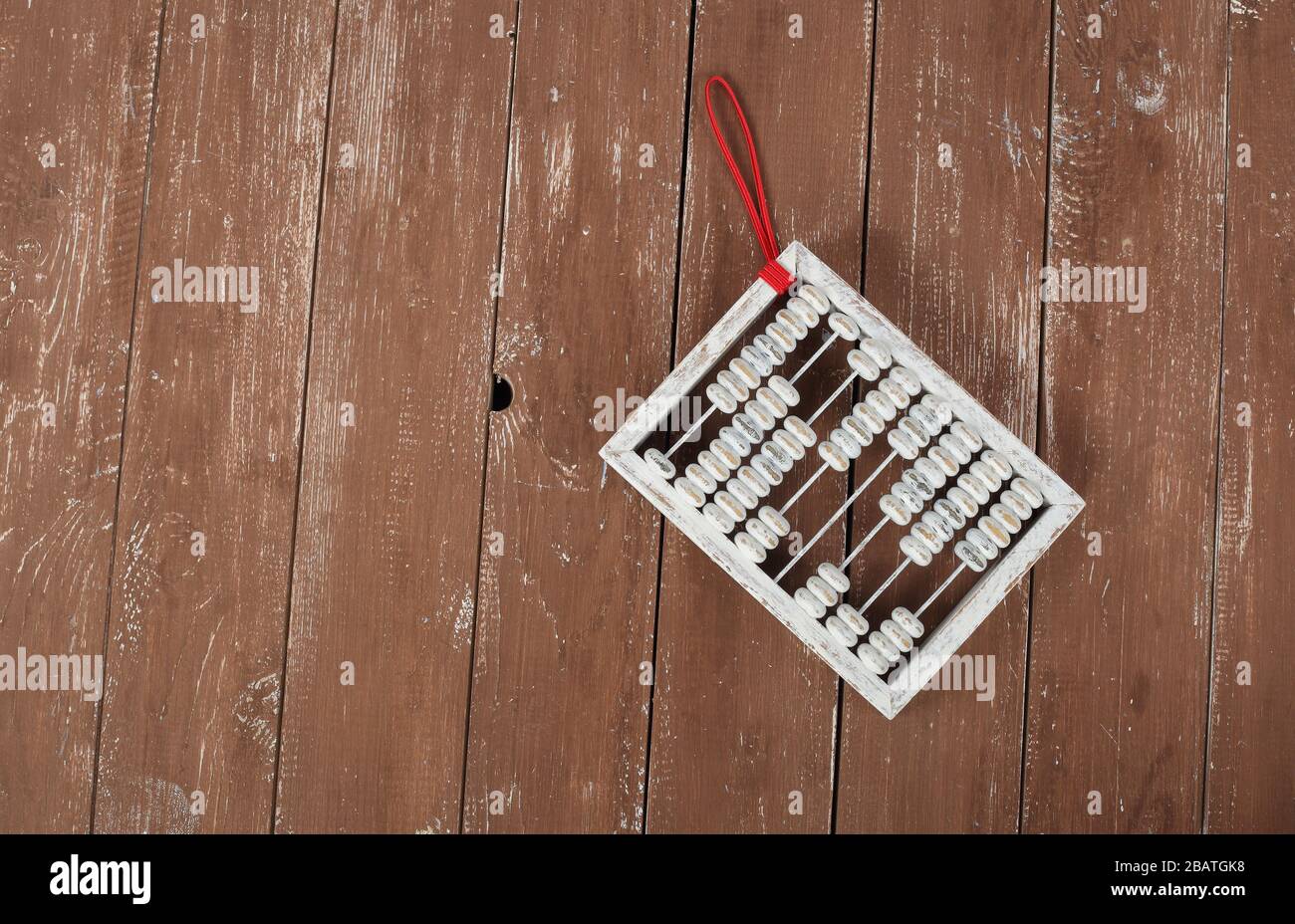 Objets vintage - ancienne vue rétro sur le dessus Abacus sur un fond en bois brun. Banque D'Images