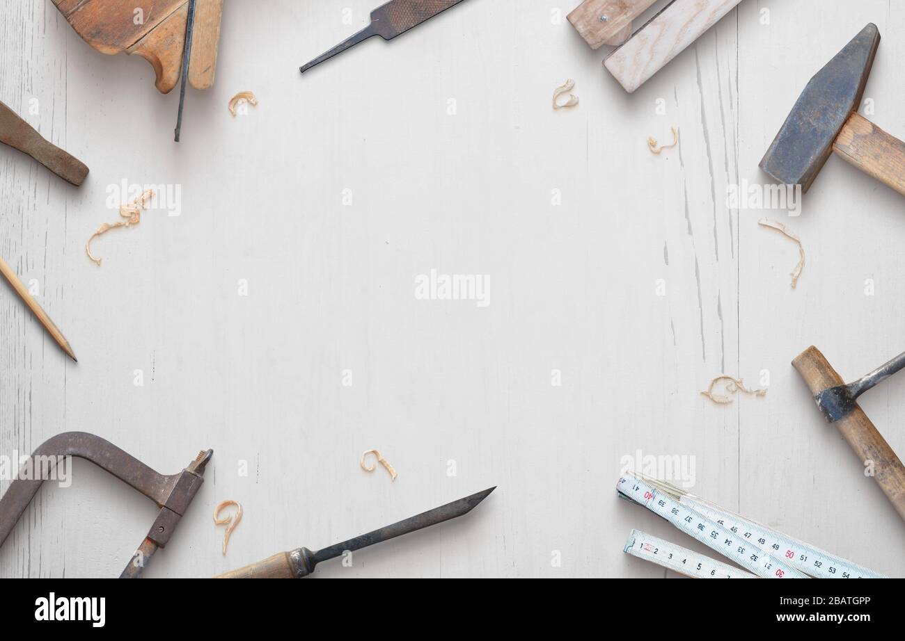 Outils de travail du bois sur une composition de table en bois blanc. Espace de copie au milieu. Vue sur le dessus, plat Banque D'Images