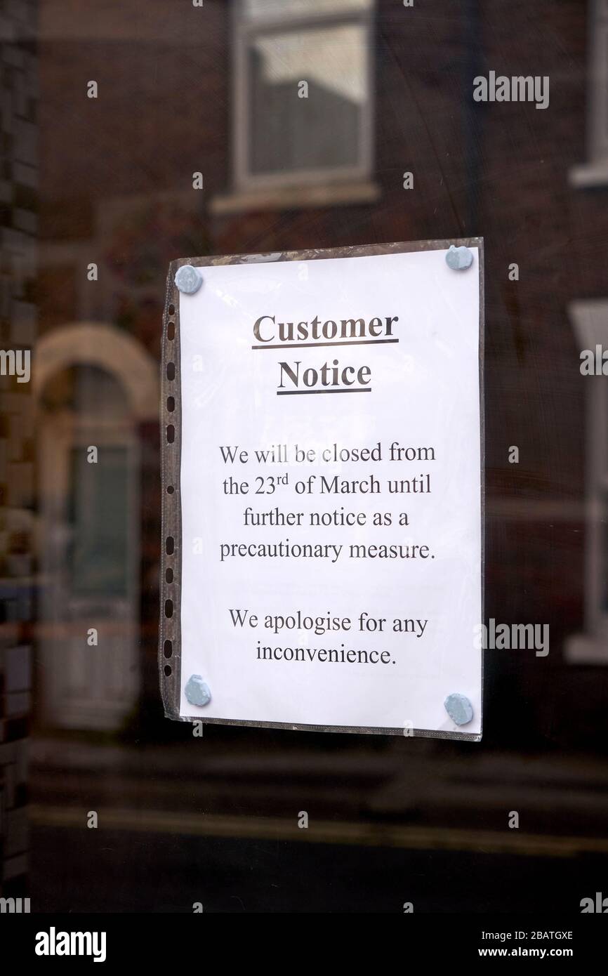 Avis aux clients dans la fenêtre d'une petite entreprise informant les clients qu'il est fermé pendant l'urgence de Coronavirus Banque D'Images