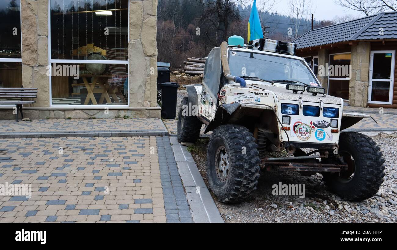 Ukraine, Bukovel - 20 novembre 2019: Buggies avec des autocollants et un drapeau bleu-jaune dans le parking de la station balnéaire de Bukovel dans l'ouest de l'Ukraine Banque D'Images