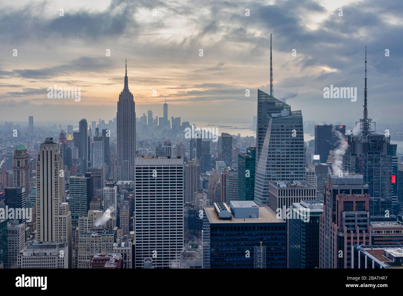 Vue sur New York depuis le sommet du Rocher (Rockefeller Center) vue sur le coucher du soleil en hiver avec des nuages dans le ciel Banque D'Images