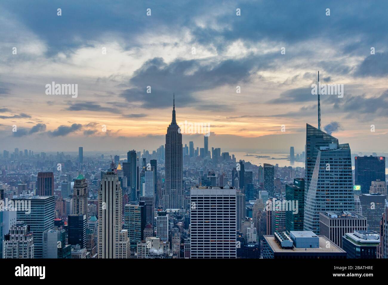 Vue sur New York depuis le sommet du Rocher (Rockefeller Center) vue sur le coucher du soleil en hiver avec des nuages dans le ciel Banque D'Images