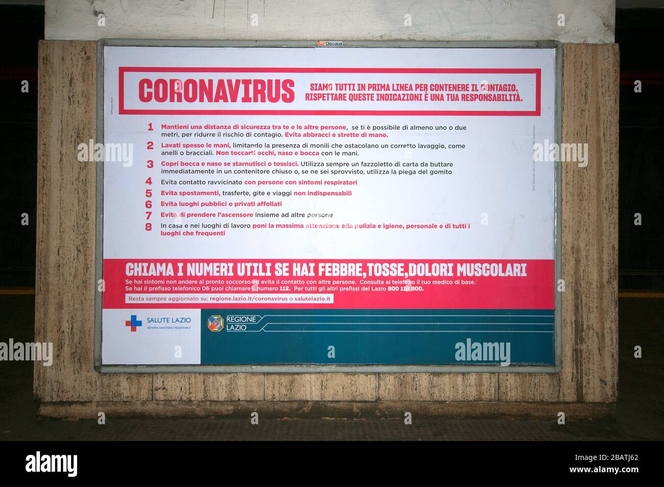 Panneau d'information à la station de métro pendant l'urgence de Coronavirus, Rome, Italie Banque D'Images