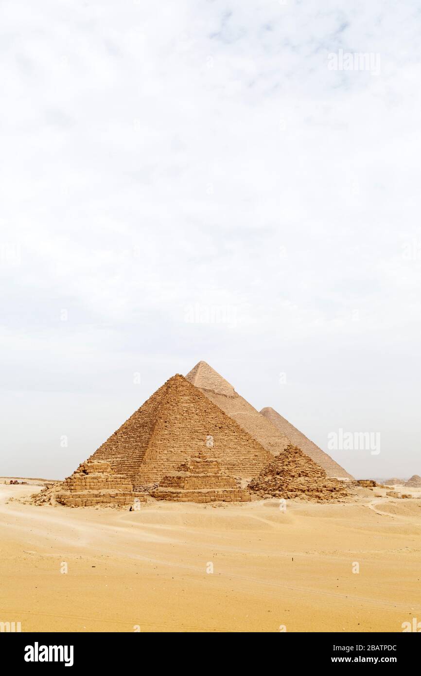 Les grandes pyramides du plateau de Gizeh au Caire, en Egypte. Banque D'Images