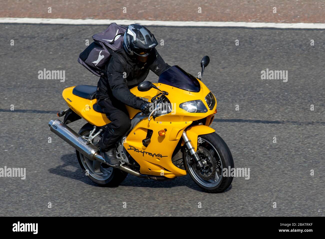 Triumph 955i Daytona Motorbike Rider; deux roues de transport, motocyclettes, véhicule, routes, motos, motocyclettes, motocyclistes de motocyclisme automobile sur l'autoroute   Chorley, Royaume-Uni Banque D'Images