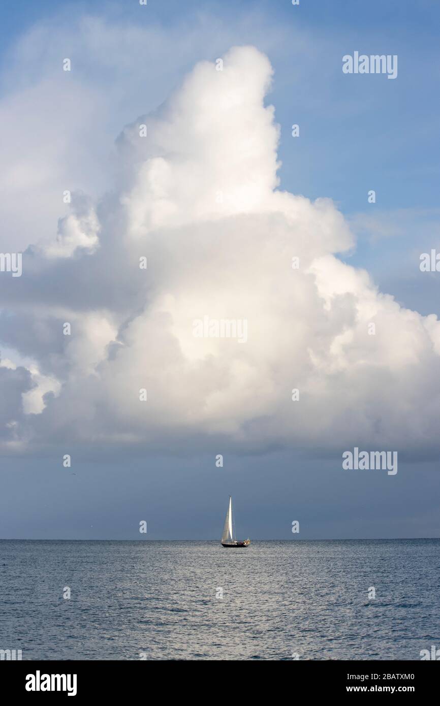 Une voile de yachts imite les triangles de formation de nuages de cumulonimbus Banque D'Images