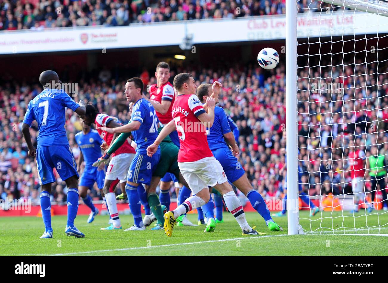 Laurent Koscielny (à droite) d'Arsenal voit un en-tête en retard, rebondir sur le poste contre Chelsea Banque D'Images