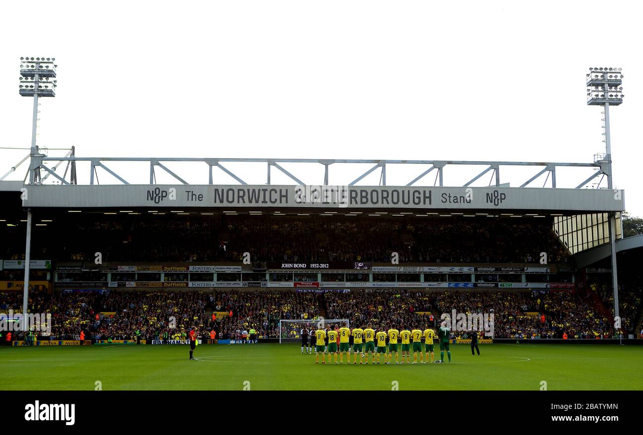 Les joueurs observent quelques minutes d'applaudissements à la mémoire de l'ancien directeur de Norwich City John Bond avant le match Banque D'Images