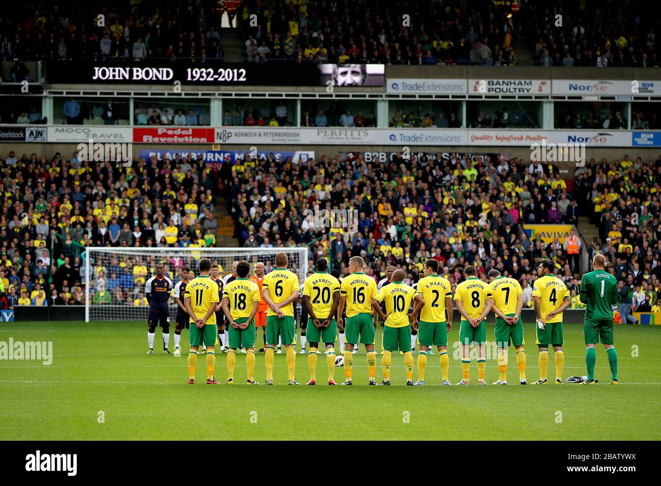 Les fans observent quelques minutes d'applaudissements à la mémoire de l'ancien directeur de Norwich City John Bond avant le match Banque D'Images