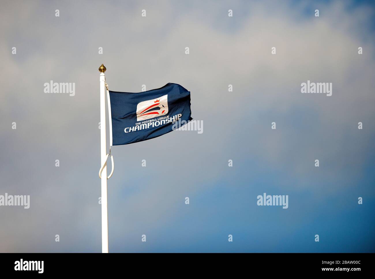 Un drapeau de ligue de football vole dans le ciel Banque D'Images