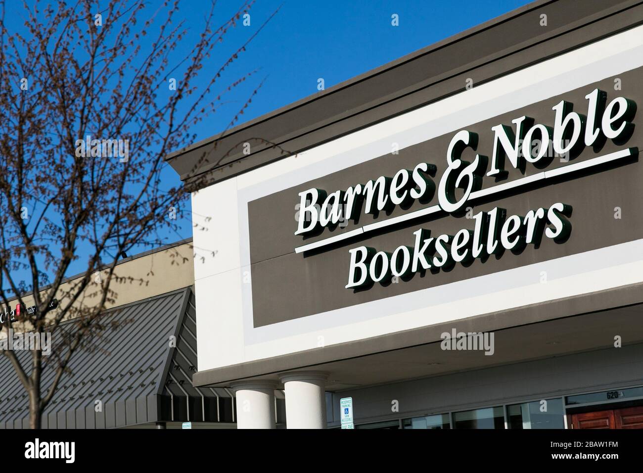 Un logo en dehors d'un magasin de détail Barnes & Noble à Bel Air, Maryland, le 26 mars 2020. Banque D'Images