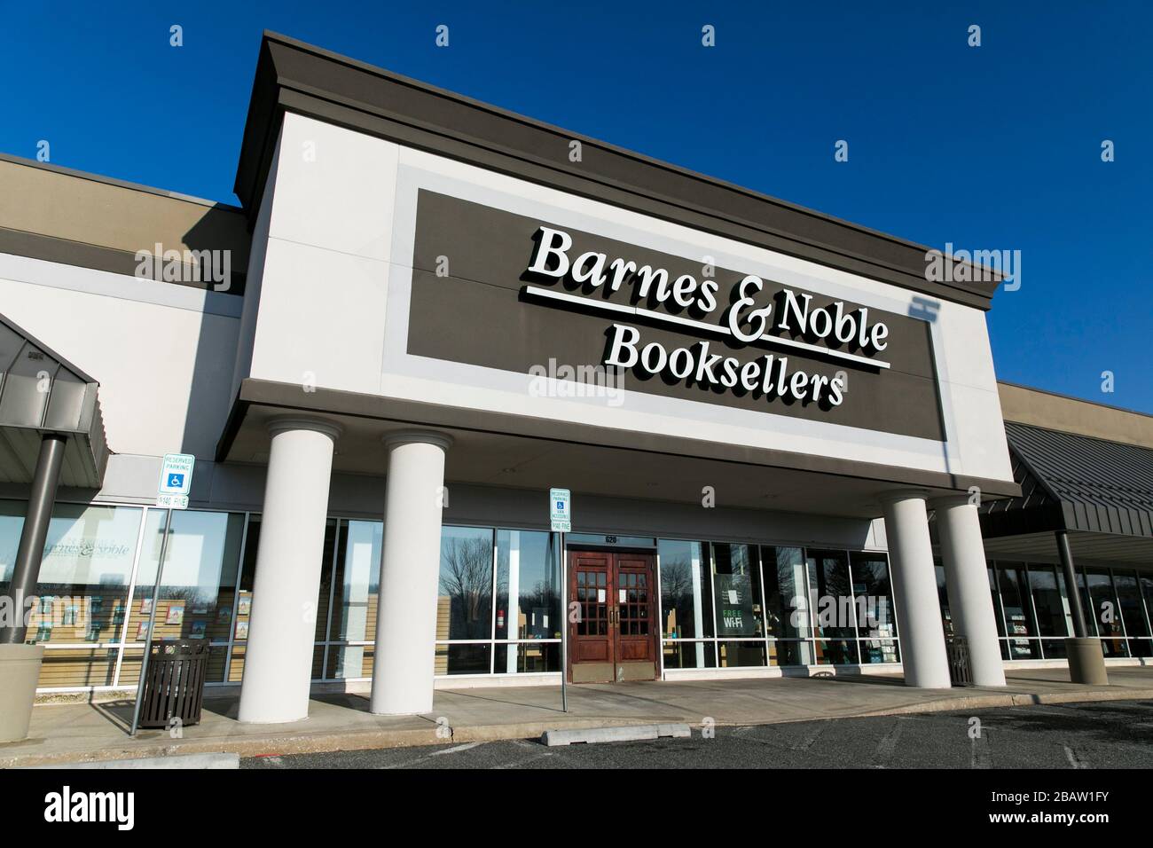 Un logo en dehors d'un magasin de détail Barnes & Noble à Bel Air, Maryland, le 26 mars 2020. Banque D'Images