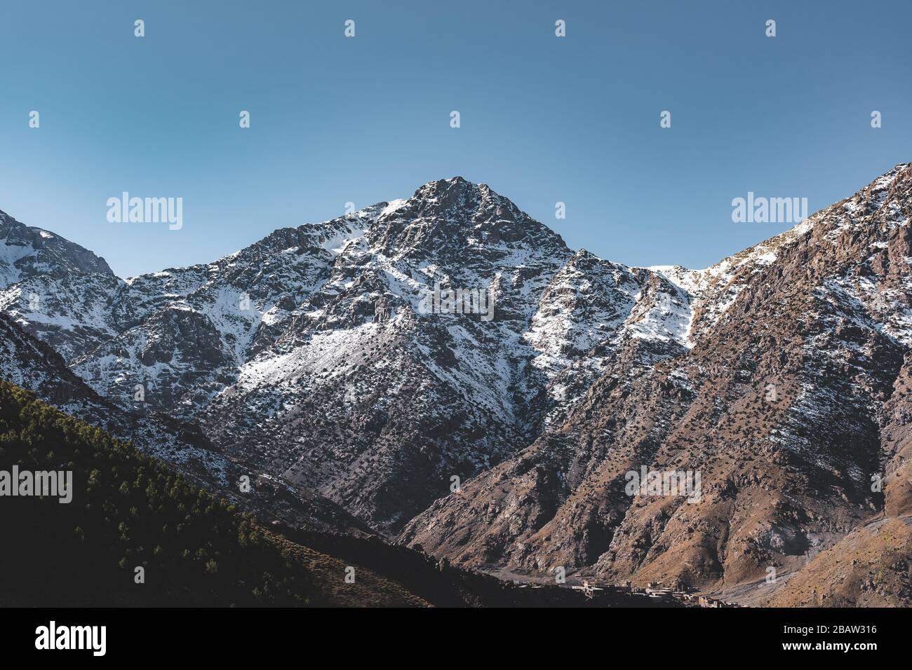 Le sommet enneigé du mont Toubkal au Maroc au printemps, par une journée ensoleillée. Chaîne de montagnes de l'Atlas près de Marrakech. Commencez par un sentier de randonnée. Banque D'Images