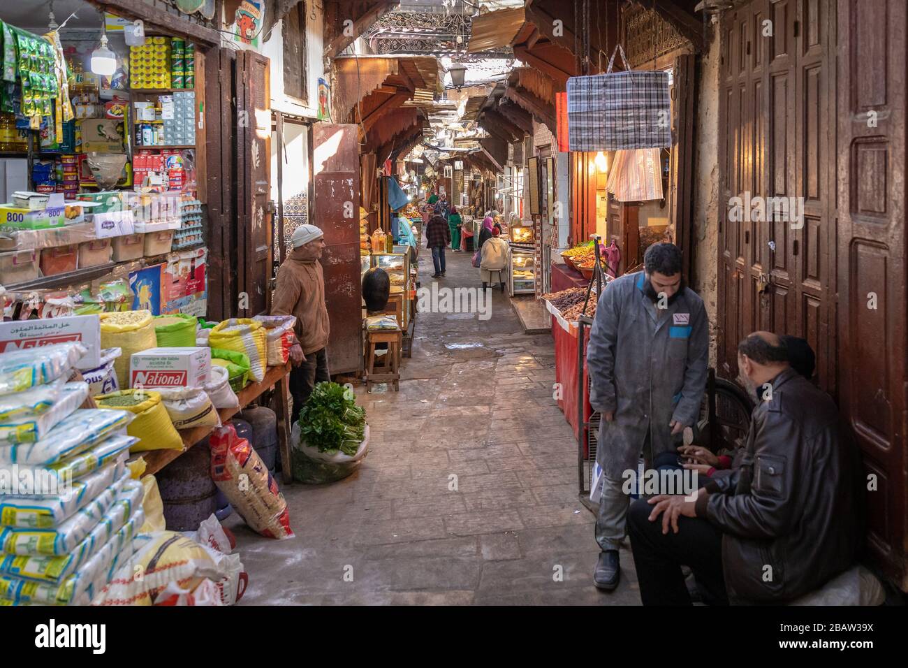 Souks et boutiques à l'intérieur de Fes Medina, Fes, Maroc Banque D'Images