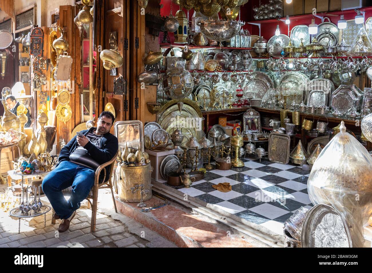 Un Trader attend des affaires à l'intérieur de Fes Medina, Fes, Maroc Banque D'Images