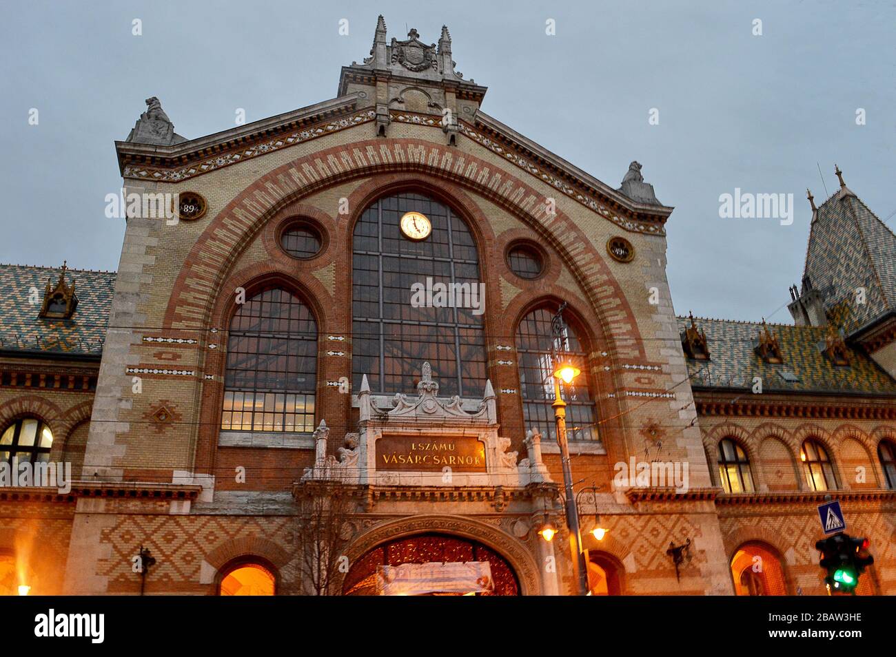 BUCAREST, 10 FERUARY 2020 : entrée à la Grande Halle ou au marché central (Nagycsarnok) construite en 1897, illuminée en soirée d'hiver. Banque D'Images