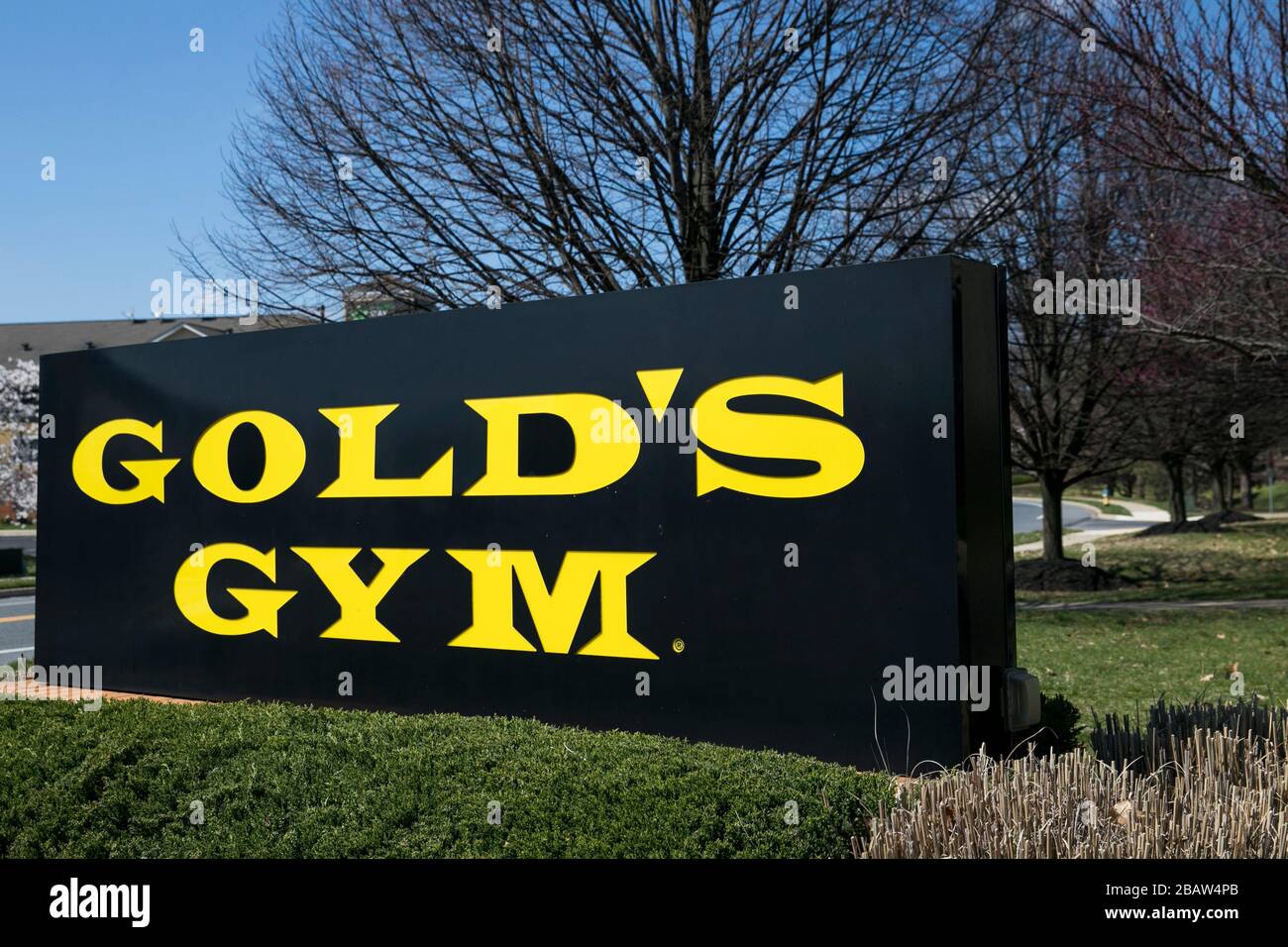 Un logo à l'extérieur d'une salle de gym Gold à Frederick, Maryland, le 26 mars 2020. Banque D'Images