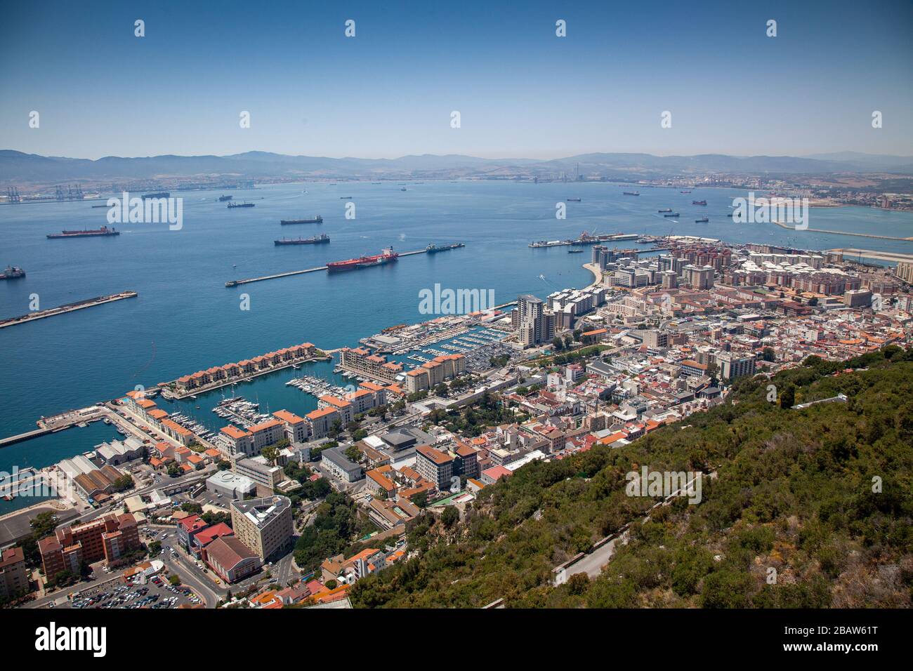 En regardant vers le bas sur Gibraltar depuis le sommet du Rocher Banque D'Images