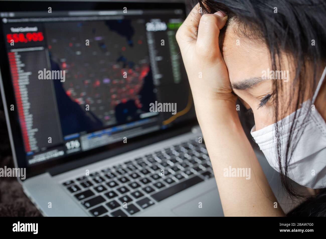 Éclosion de coronavirus : une femme lisant des nouvelles/mises à jour sur le coronavirus et s'inquiète/déprime. Pandémie mondiale. Verrouiller la santé mentale. Banque D'Images