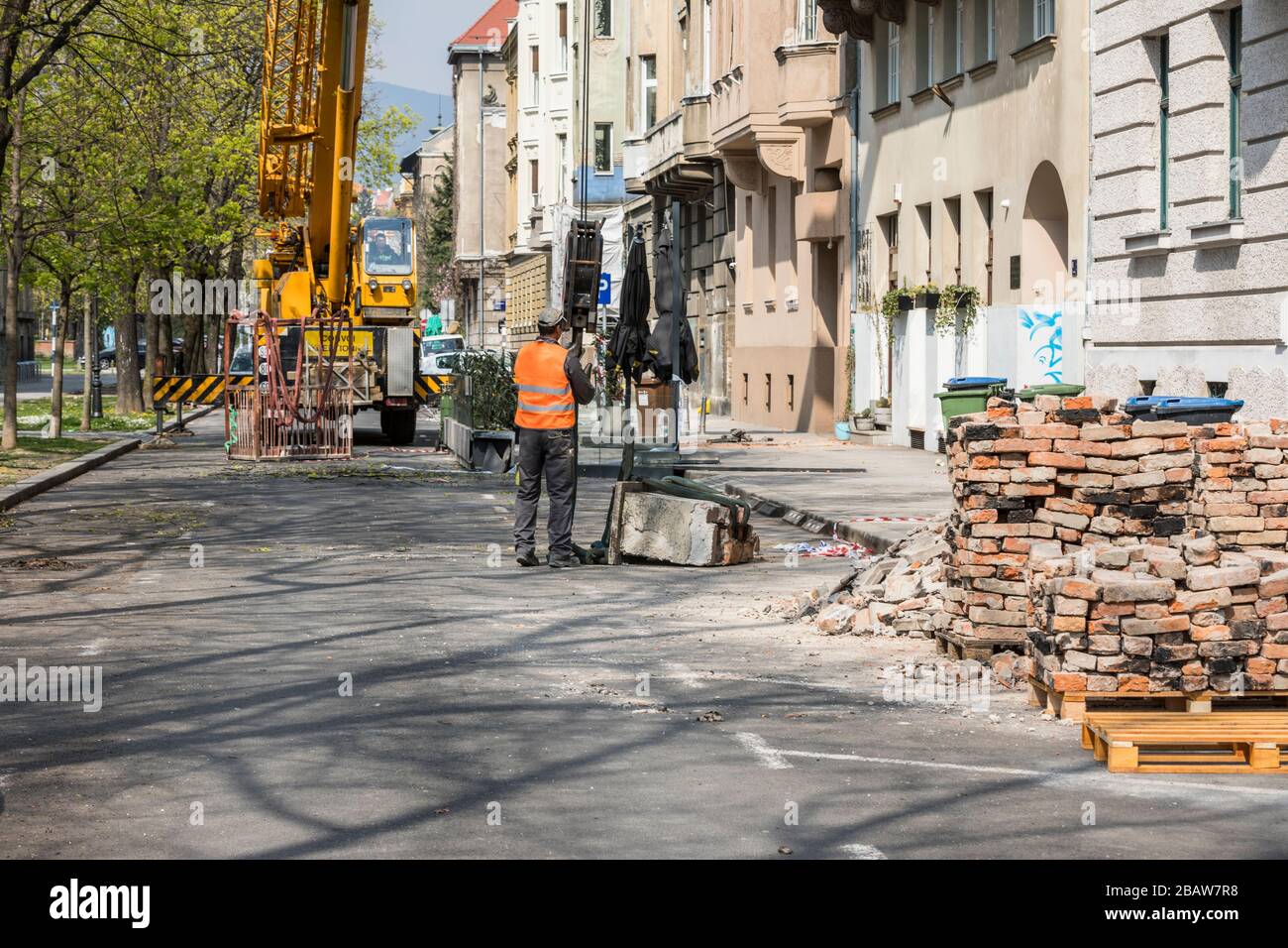 Zagreb, tremblement de terre 22 mars 2020, nettoyage des cheminées endommagées Banque D'Images