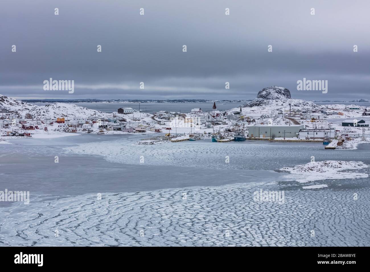 En face de Seal Cove avec glace à crêpes d'hiver au village de Fogo, sur l'île Fogo, Terre-Neuve, Canada Banque D'Images