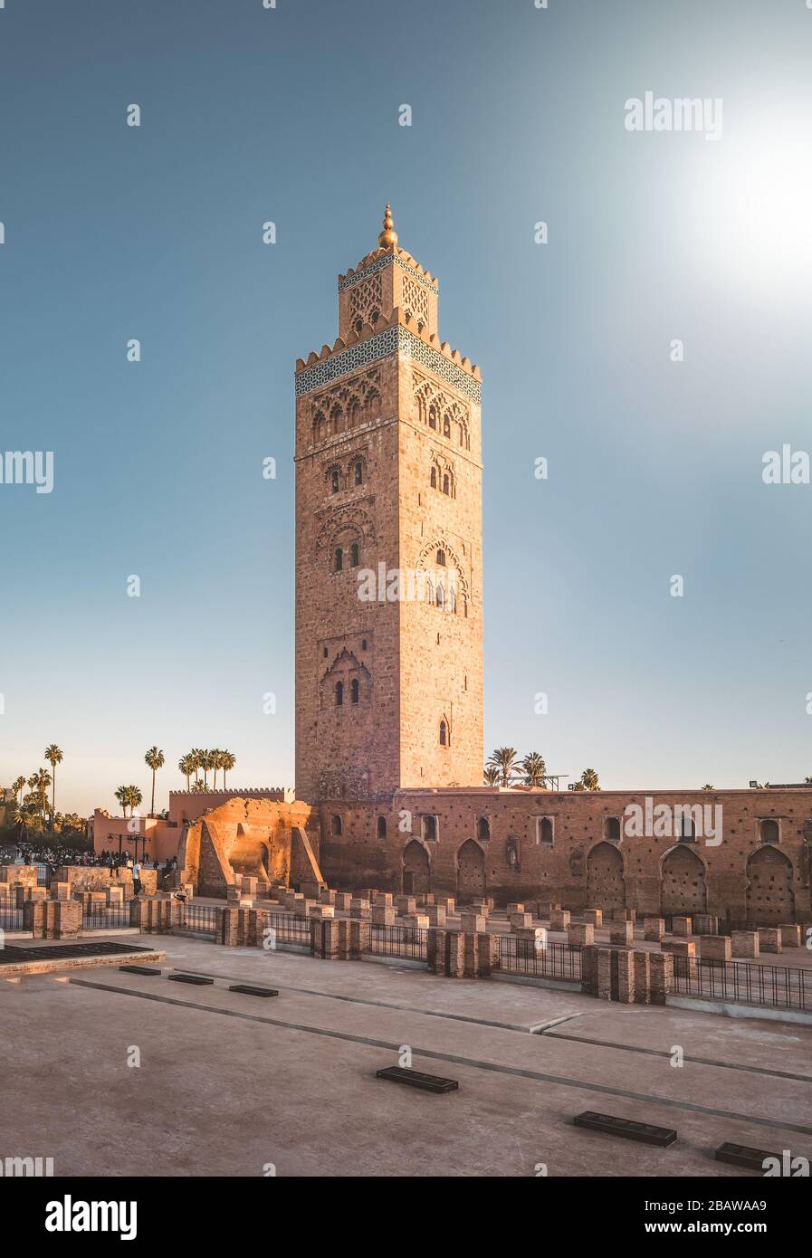 Koutoubia Mosquée Minaret au Maroc Marrakech et jardins au coucher du soleil avec ciel bleu. À l'intérieur de Medina. Patrimoine mondial de l'UNESCO. Banque D'Images