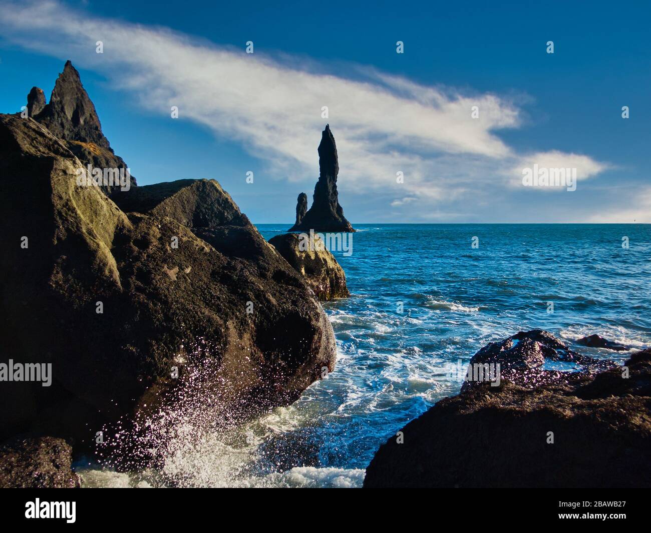 Magnifique paysage marin de formations rocheuses de lave noires Reynisdrangar en Islande. Tempête océan atlantique le jour ensoleillé avec peu de nuages. Pas de personnes, copyspace. Banque D'Images