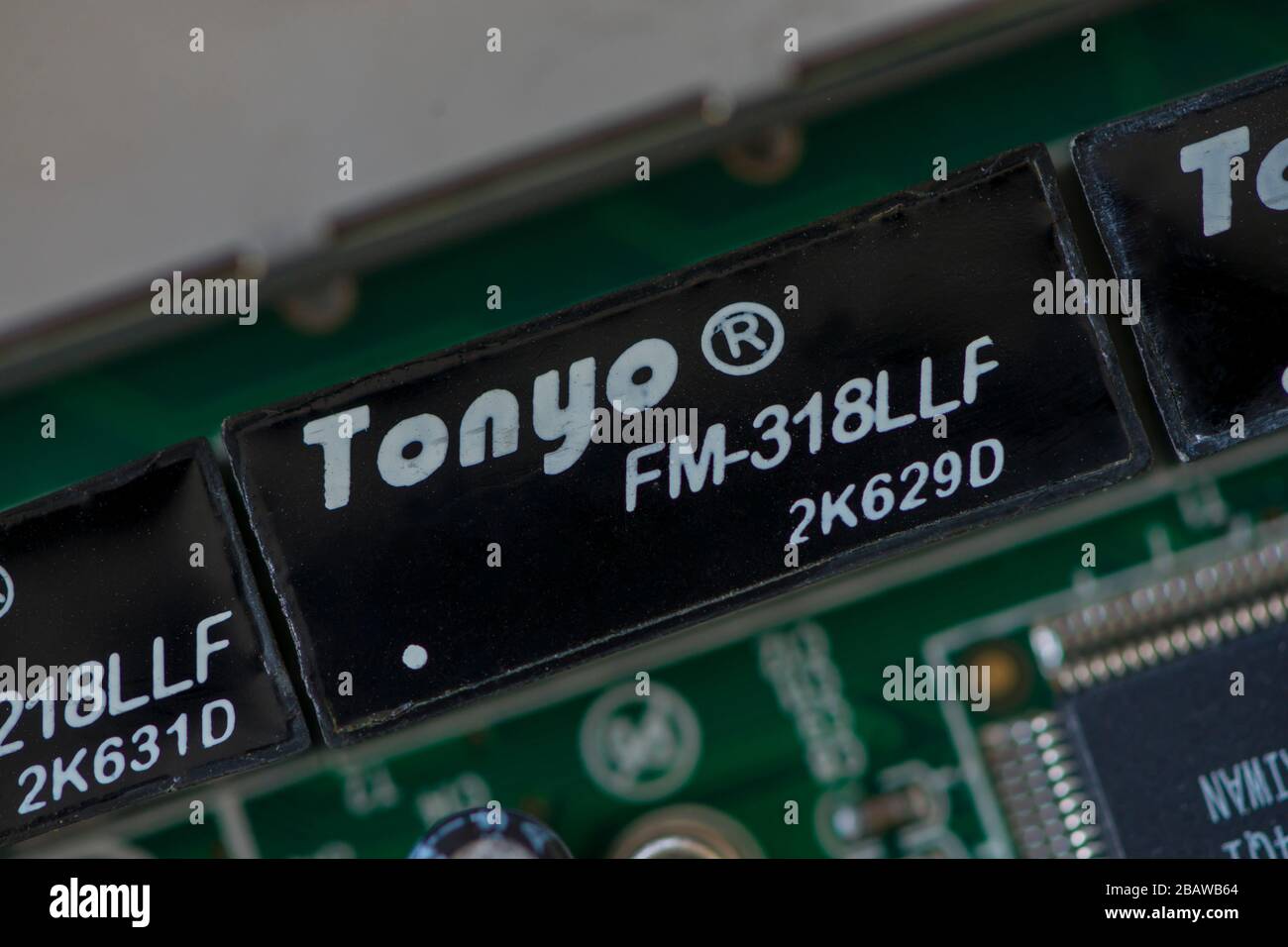 TIMISOARA, ROUMANIE - 10 NOVEMBRE 2019 : gros plan d'un transformateur lan bi-port Tonyo FM-318LLF 10/100 base-TX. Composants électroniques Banque D'Images