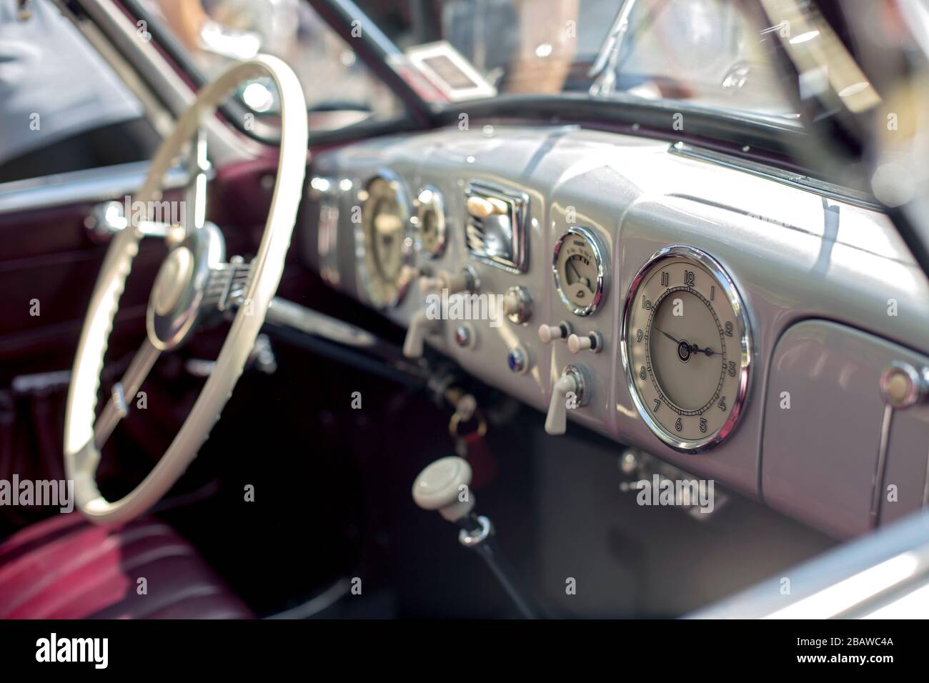 Tableau de bord et volant d'une voiture classique Tatra T87 vintage, connue pour son design aérodynamique et son moteur V8 refroidi par air. Banque D'Images