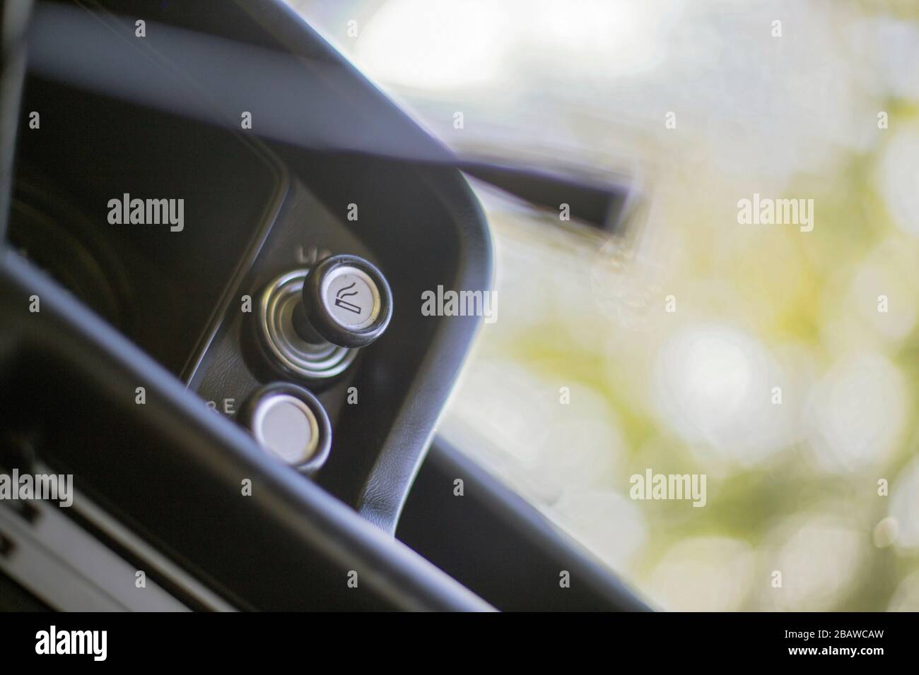 Détail allume-cigare du tableau de bord à l'intérieur d'une BMW 2002 TII 1973 voiture classique. Banque D'Images
