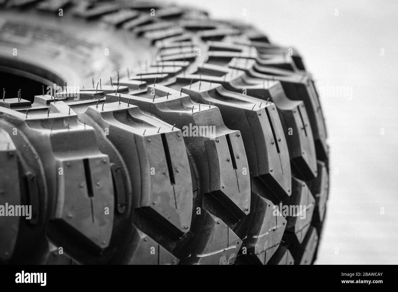 vue rapprochée de la nouvelle bande de roulement des pneus de boue et de terrain Banque D'Images
