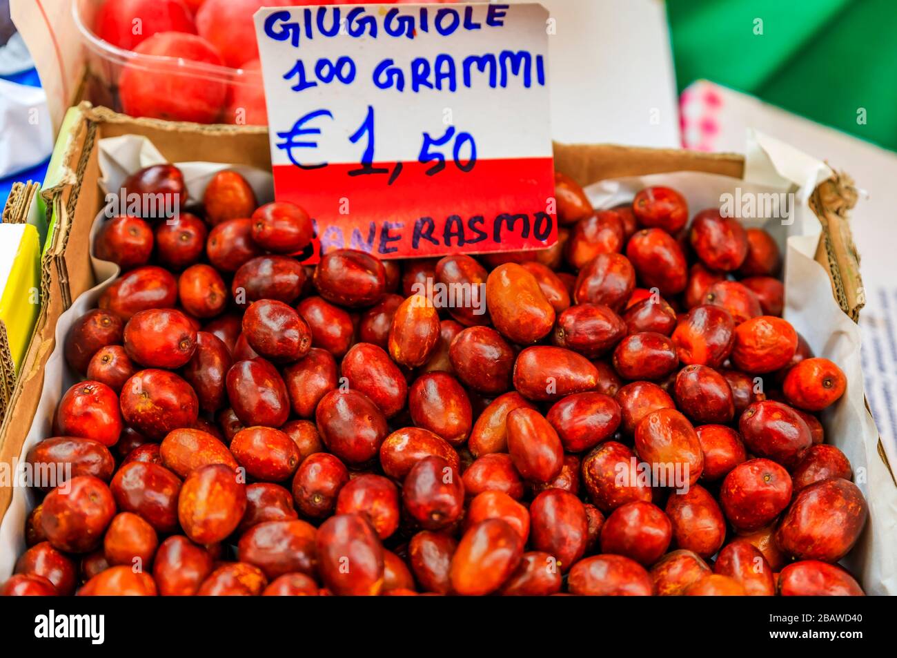 Fruit de Jujube exposé sur un marché d'agriculteurs vénitiens, utilisé en Italie pour faire du sirop alcoolique de brodo di giuggiole, prix de 1,5 EUR pour 100 g, Venise Banque D'Images