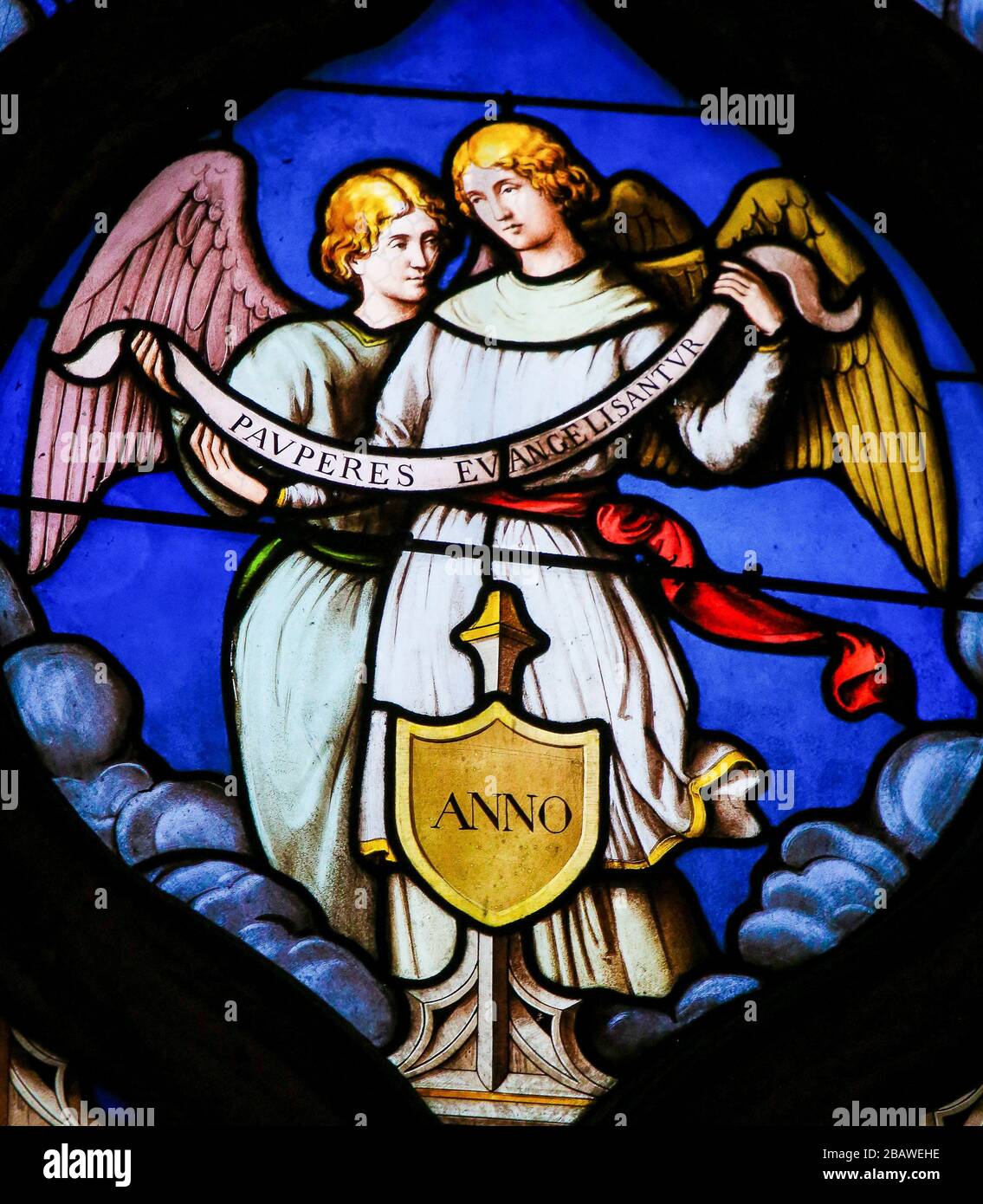 Paris, France - 10 février 2019 : vitrail dans l'Église de Saint Severin, quartier Latin, Paris, France, représentant les Anges Banque D'Images