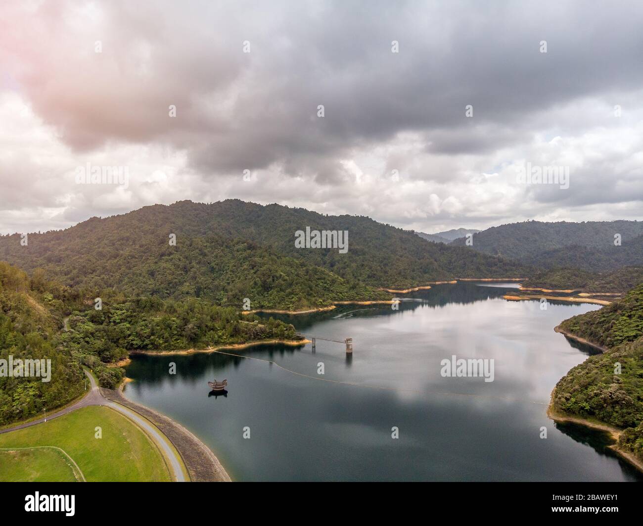 Une scène de drone magnifique d'un réservoir d'eau dans les montagnes Banque D'Images