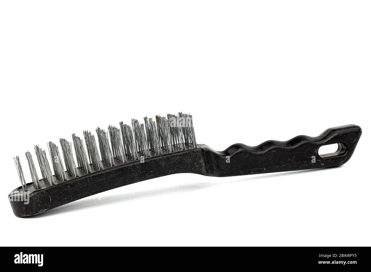Brosse métallique en acier avec poignée en plastique noir pour le nettoyage et le polissage d'équipements durs ou métalliques, isolée sur fond blanc Banque D'Images