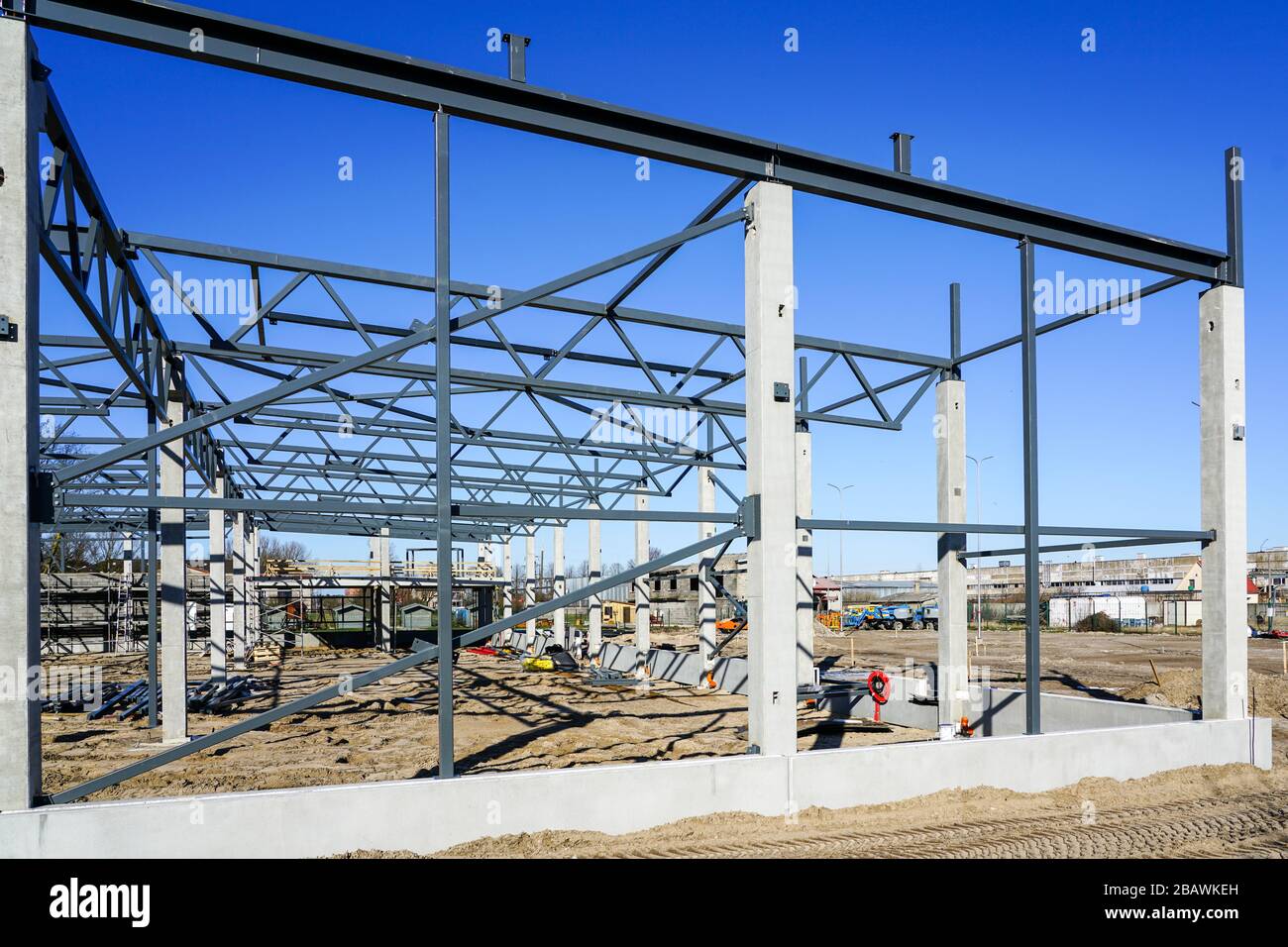 Le châssis en acier du nouveau bâtiment avec des supports en béton armé est en construction Banque D'Images