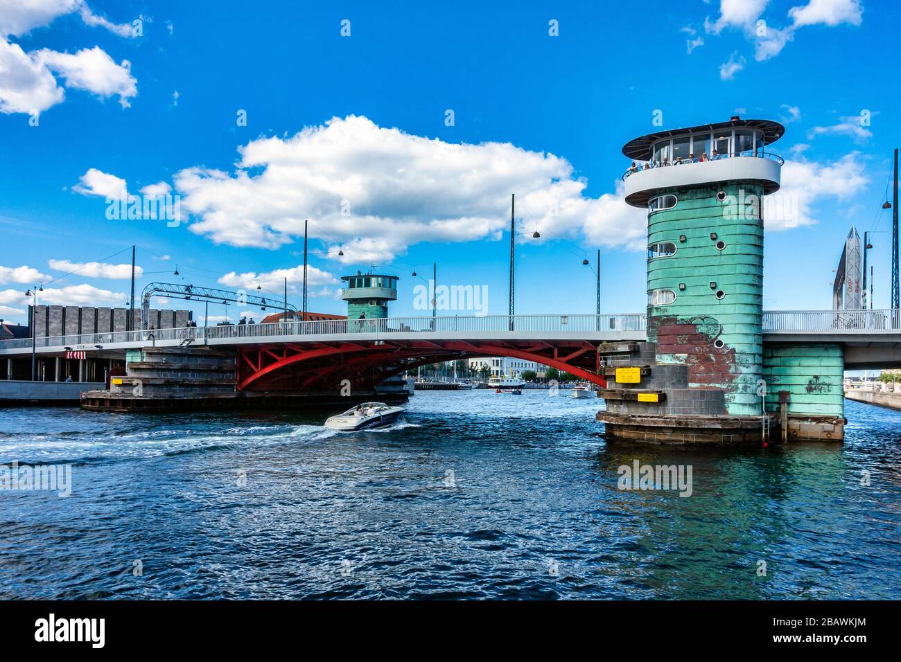 Connexion de Knippelsbro Børsgade de Copenhague avec Torvegade à Christiania (droite) dans port intérieur Danemark Copenhague Banque D'Images