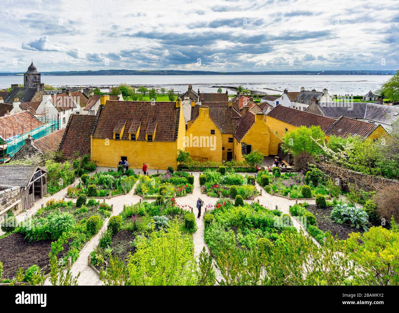 Culross Palace dans la ville du SNRC Royal Burgh de Culross à Fife Scotland UK avec jardin arrière Banque D'Images